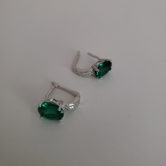 Beautiful Sterling silver Emerald earrings NIB - Picture 6 of 8